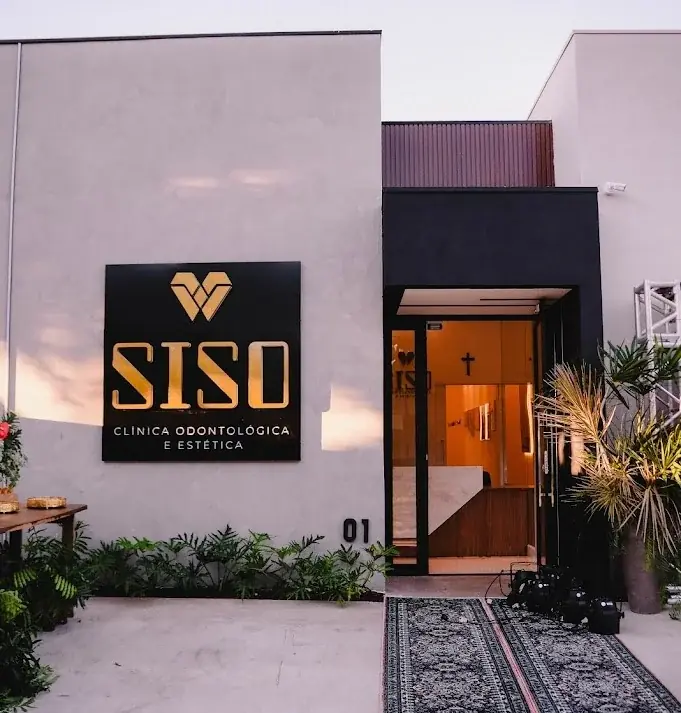 Fachada externa da Clínica Siso Cianorte iluminada à noite